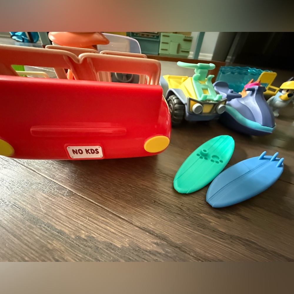 Bluey Beach House Playset w/Figures beach convertible car jet ski four wheeler - Picture 7 of 16